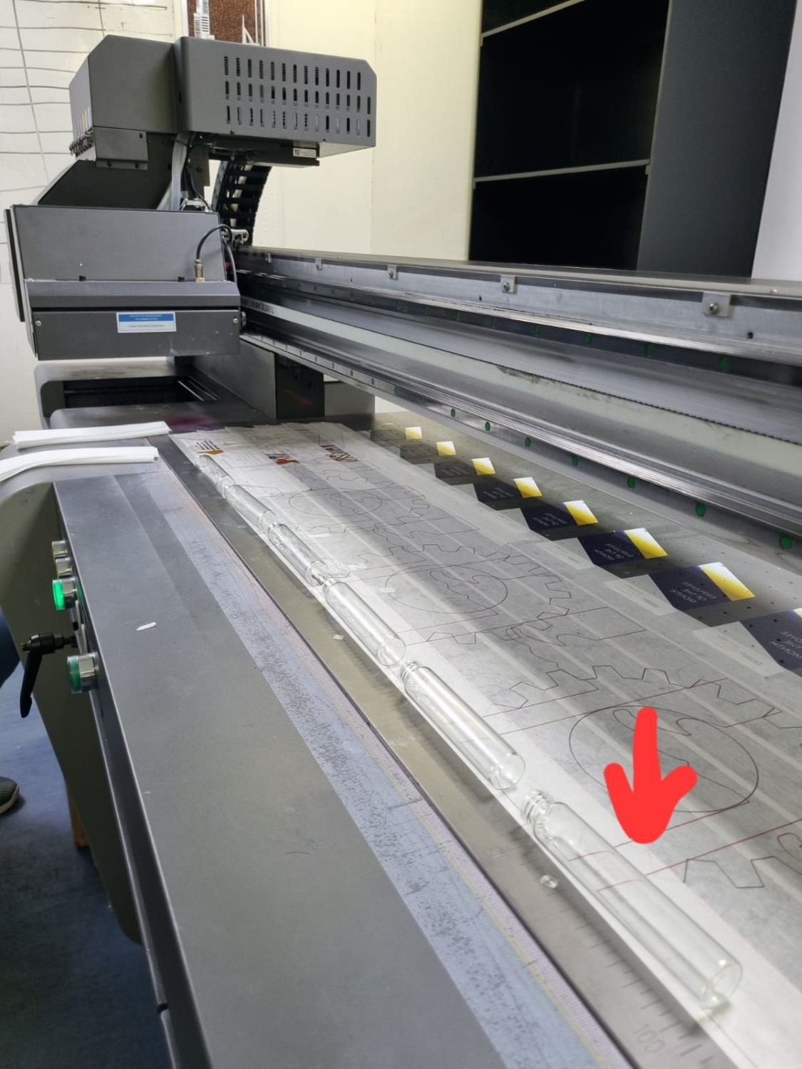 Small glass tubes placed on the flat surface UV printer